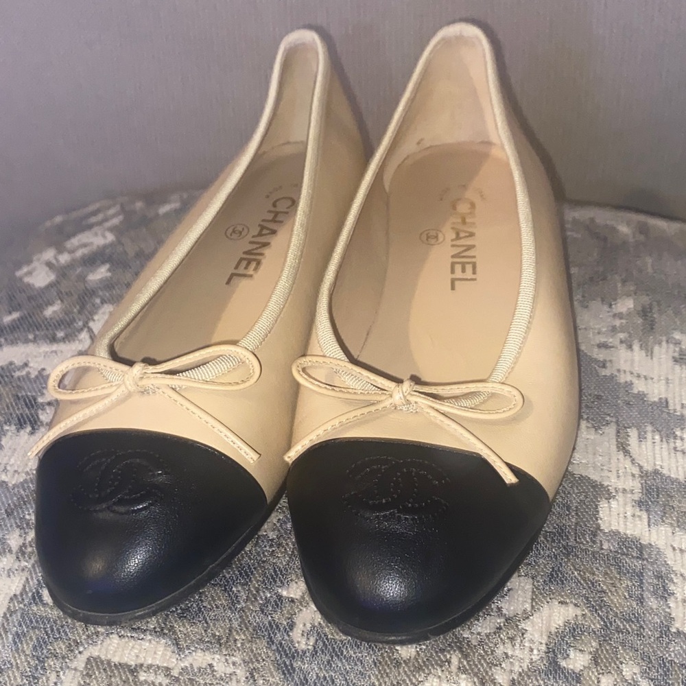 CHANEL Two-Tone Beige and Black Flats